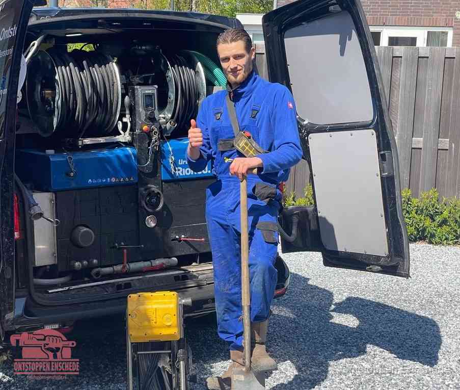Een tevreden monteur met opgestoken duim na een geslaagde klus, slim ingrijpen bespaart kosten bij een verstopte wc in Enschede