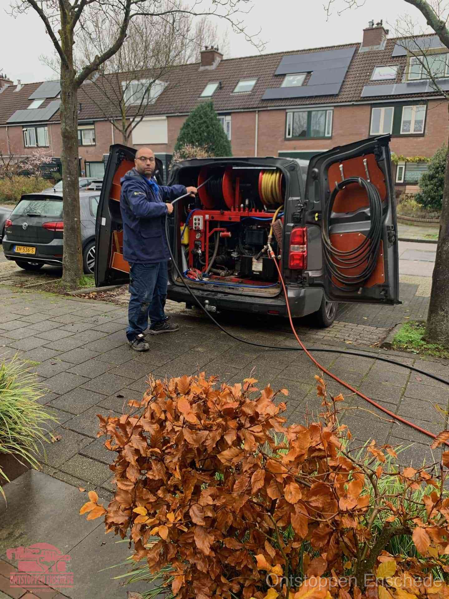Rioolservice in de wijk in Enschede