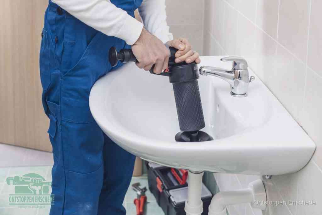 Een te ruwe doe-het-zelf poging met een hand-pomp op de afvoer van een badkamer-wastafel, een van de veelgemaakte fouten bij afvoer ontstoppen in Enschede