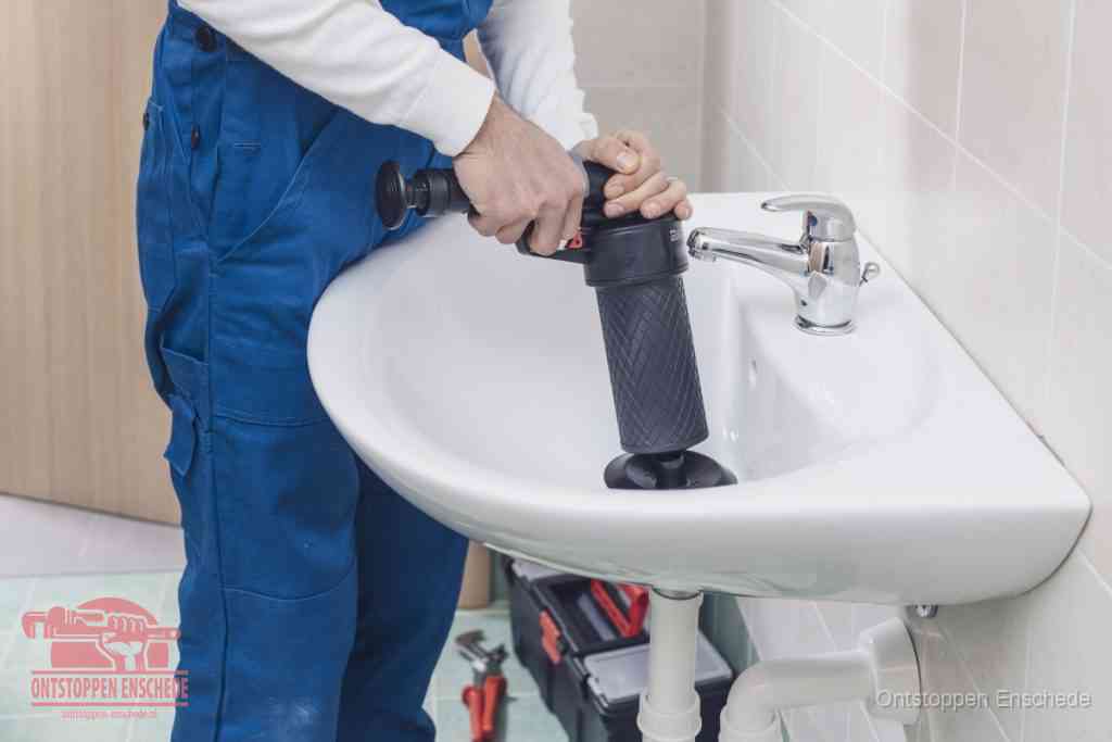Een te ruwe doe-het-zelf poging met een handmatige perslucht-ontstopper op een sanitair-afvoer, een van de veelgemaakte fouten bij wc ontstoppen in Enschede